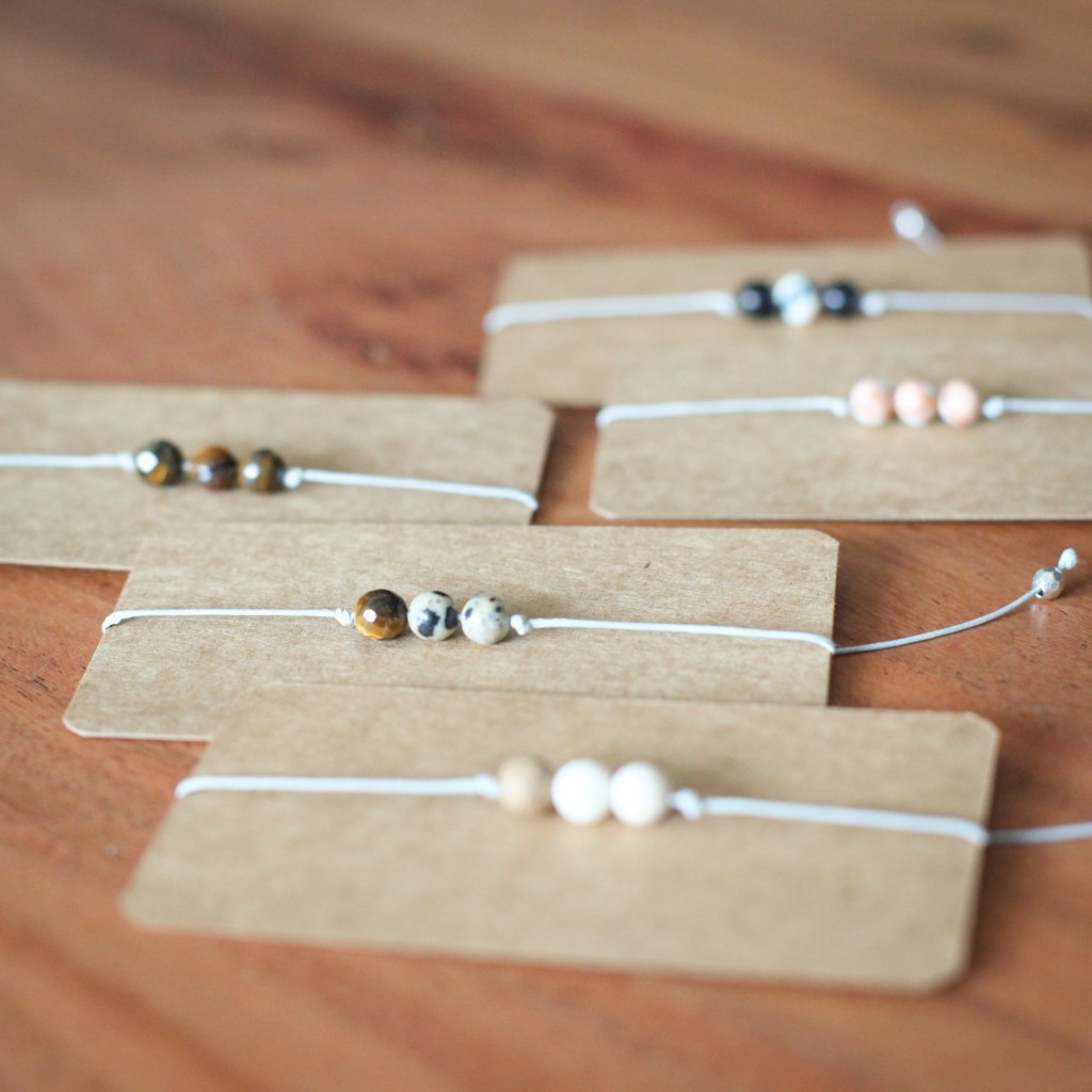 Armband Natursteinperlen in der Fellfarbe des Hundes 