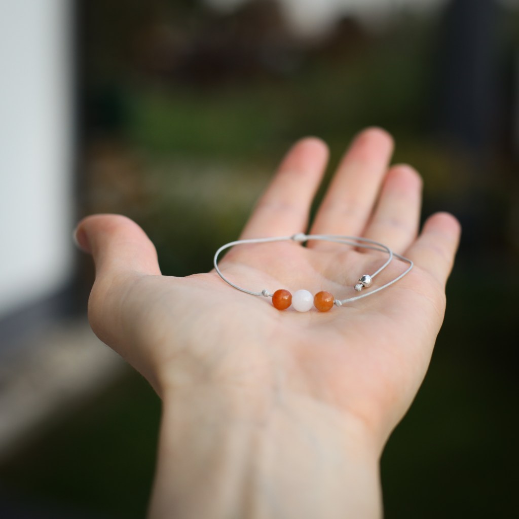 Armband Natursteinperlen in der Fellfarbe des Hundes 